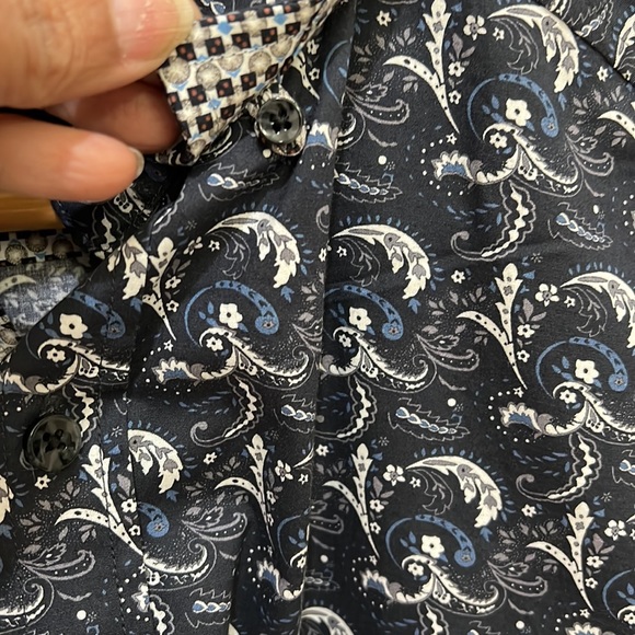 NWOT Robert Graham button down full sleeve dress shirt - Picture 5 of 8